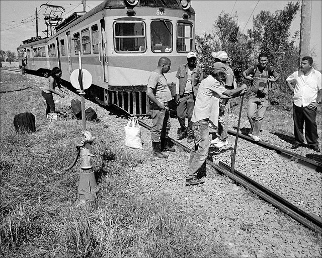 Hershey-tren-workers-broken-tracks.jpg
