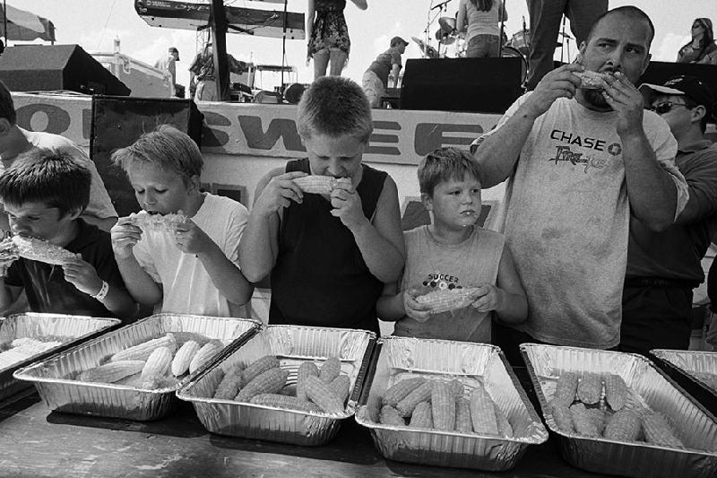 corn-eating-contest-Zellwoo 