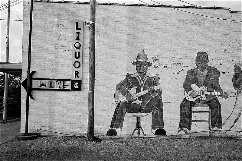 liquor-wine-sign-musicians-mural